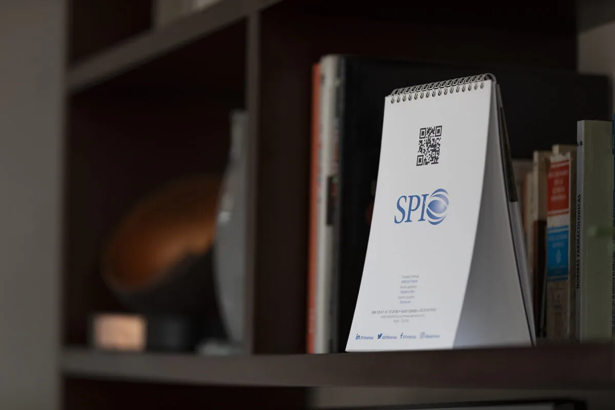 Biblioteca legal especializada en propiedad intelectual en oficina de SPI Americas en Bogota