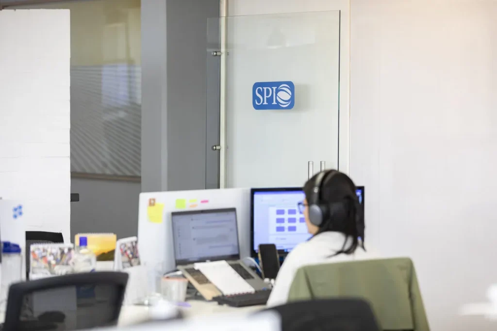 Consultora de SPI Americas trabajando en caso de propiedad industrial en oficina de Bogota