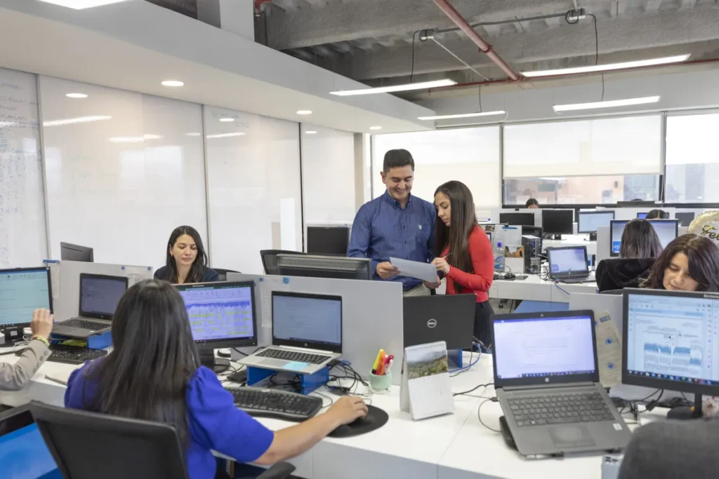 Equipo de consultores de propiedad intelectual de SPI Americas en reunion de trabajo