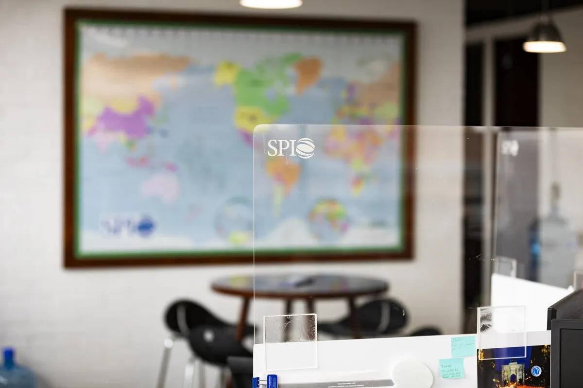 Oficina de SPI Americas con mapa mundial mostrando cobertura de proteccion internacional de marcas