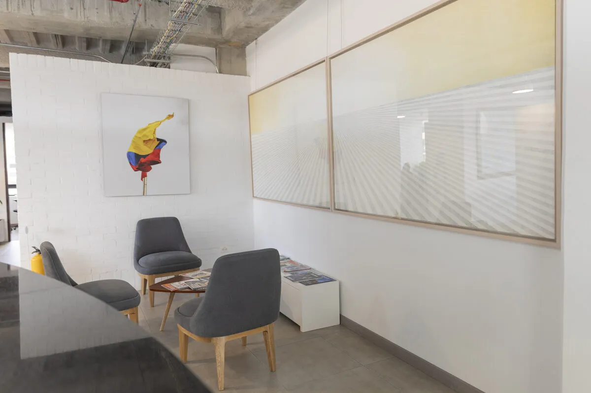 Recepcion de oficina de SPI Americas con bandera de Colombia simbolizando servicio nacional