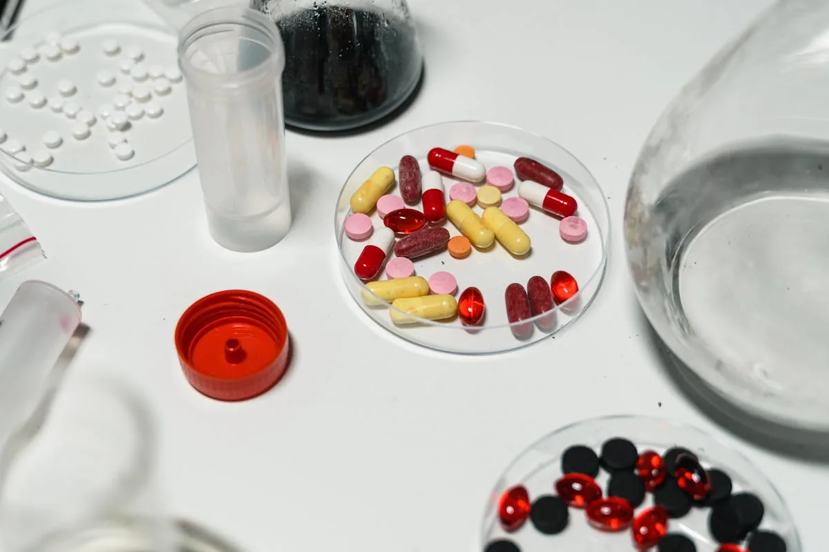 Medicamentos capsulas y pastillas en cajas de Petri productos con registro sanitario Invima